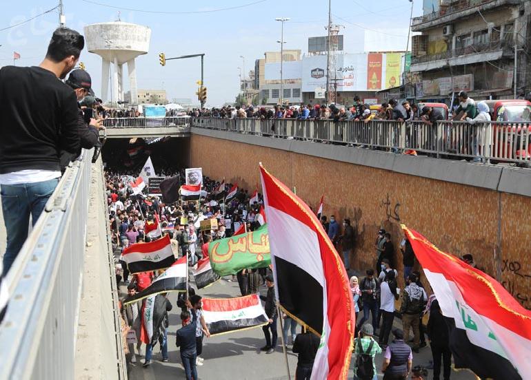 حشود المتظاهرين  تزحف  صوب بغداد.. 8 محافظات تهتف ضد علاوي  في موعد تكليفه