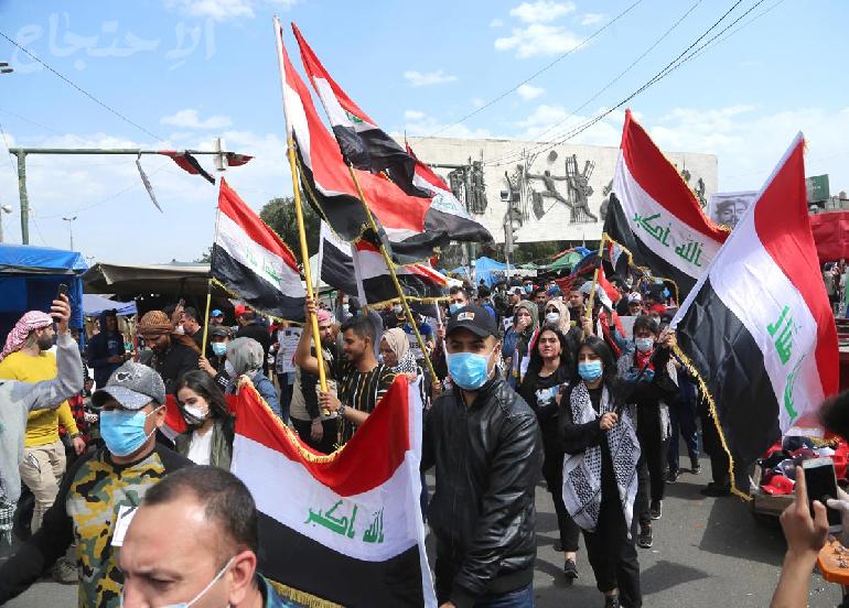 يوميات ساحة التحرير..محتجون يواصلــون الاحتجــاج رغـم  السكاكــين 