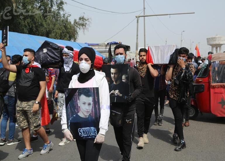 على وقع الطبول.. تشييع رمزي لـ شهداء الاحتجاجات  في التحرير
