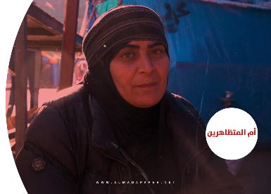 شاهد: أم المتظاهرين تُطعمُ ابناءها كل يوم وترفض الرحيل عن التحرير